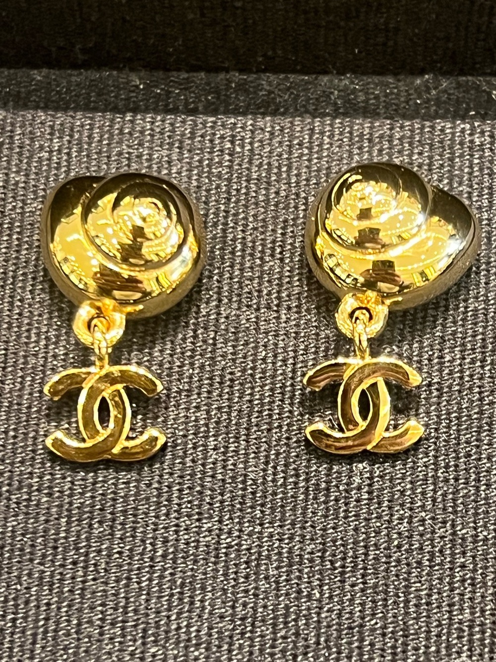 Chanel coco beach 26P gold shell earrings